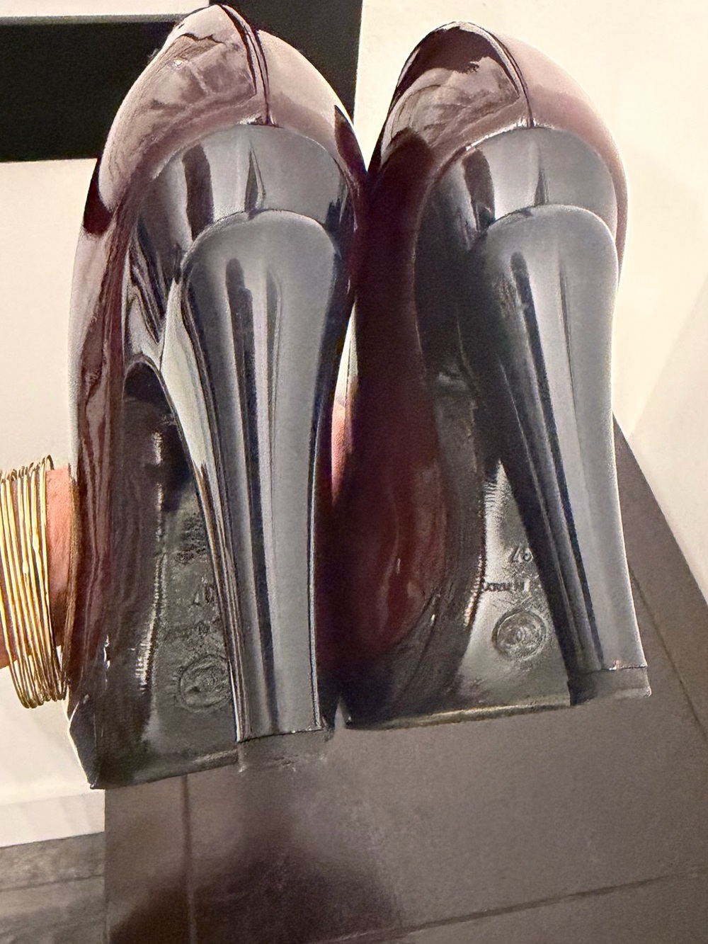 Chanel 2008 Interlocking CC Burgundy Patent Leather Pumps IT 37 US 7 - Picture 6 of 8